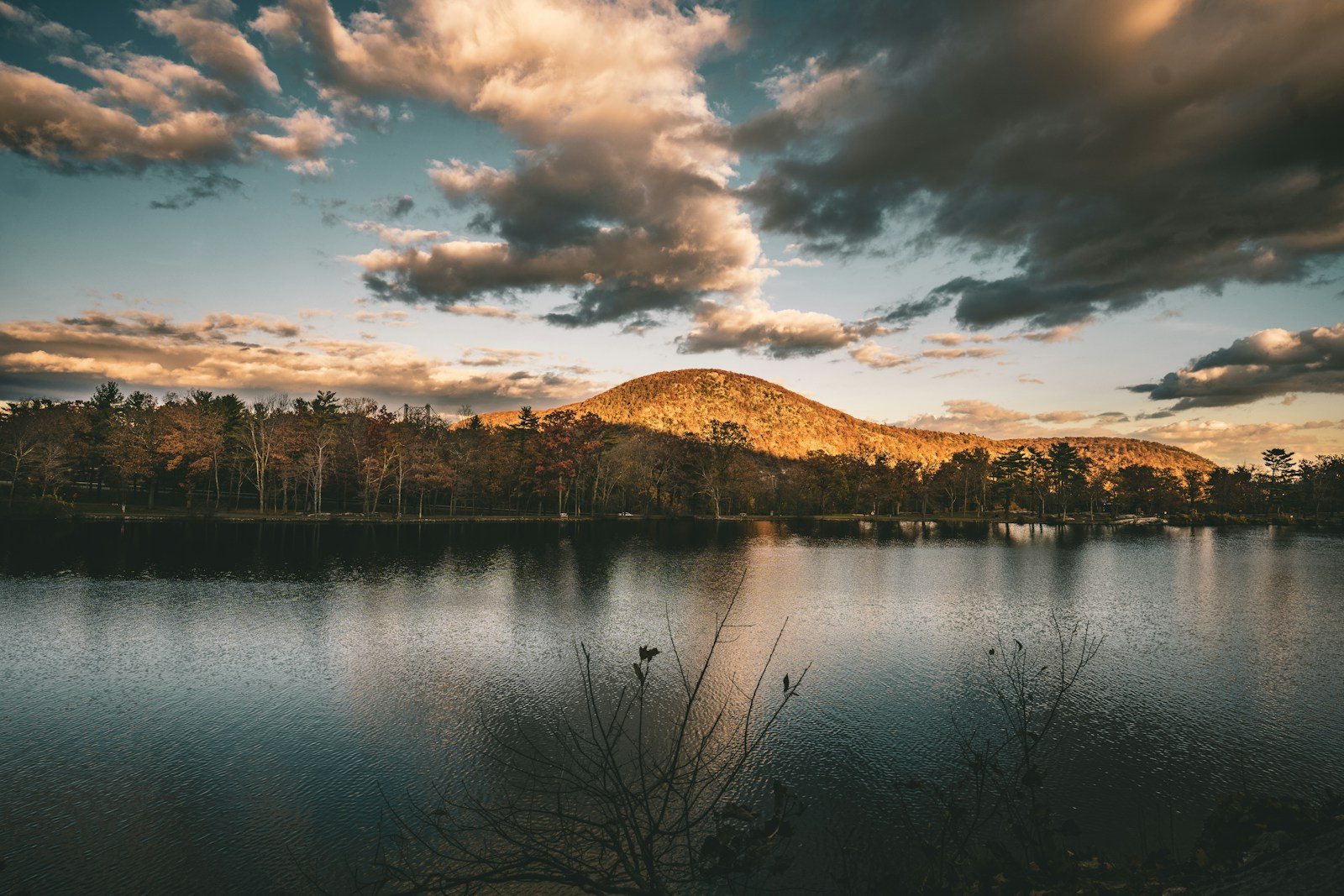 紅葉に囲まれた湖と山