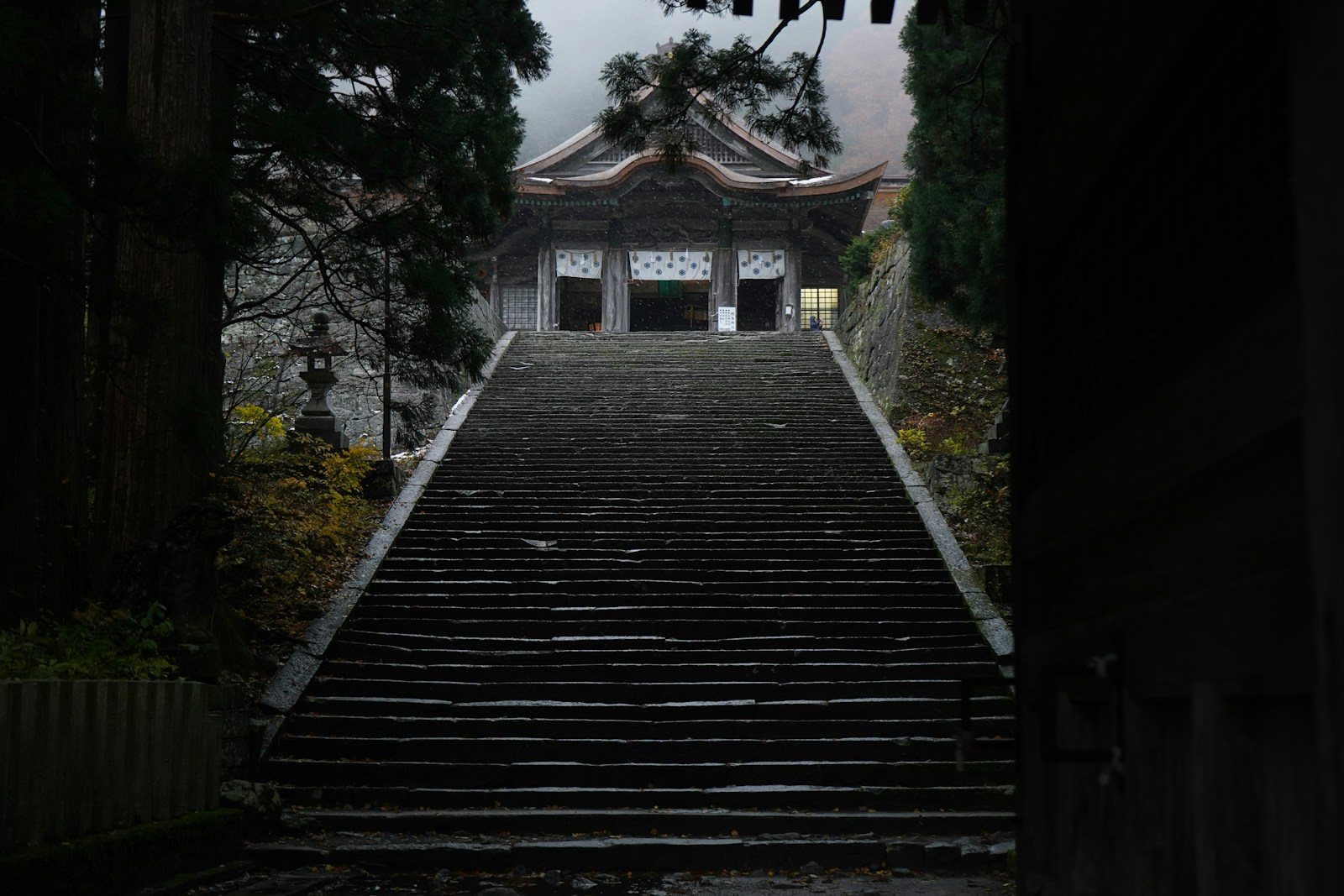 紅葉に包まれた寺院の伽藍