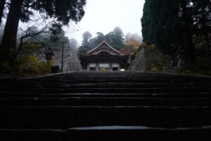 霧の中に立つ日本の古い寺院