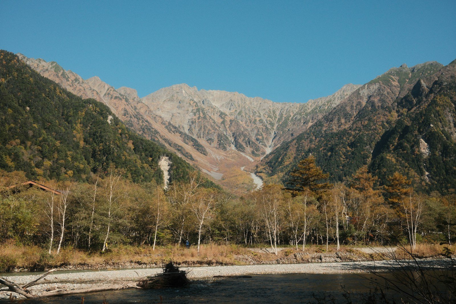 山あいの登山口を流れる川と稜線