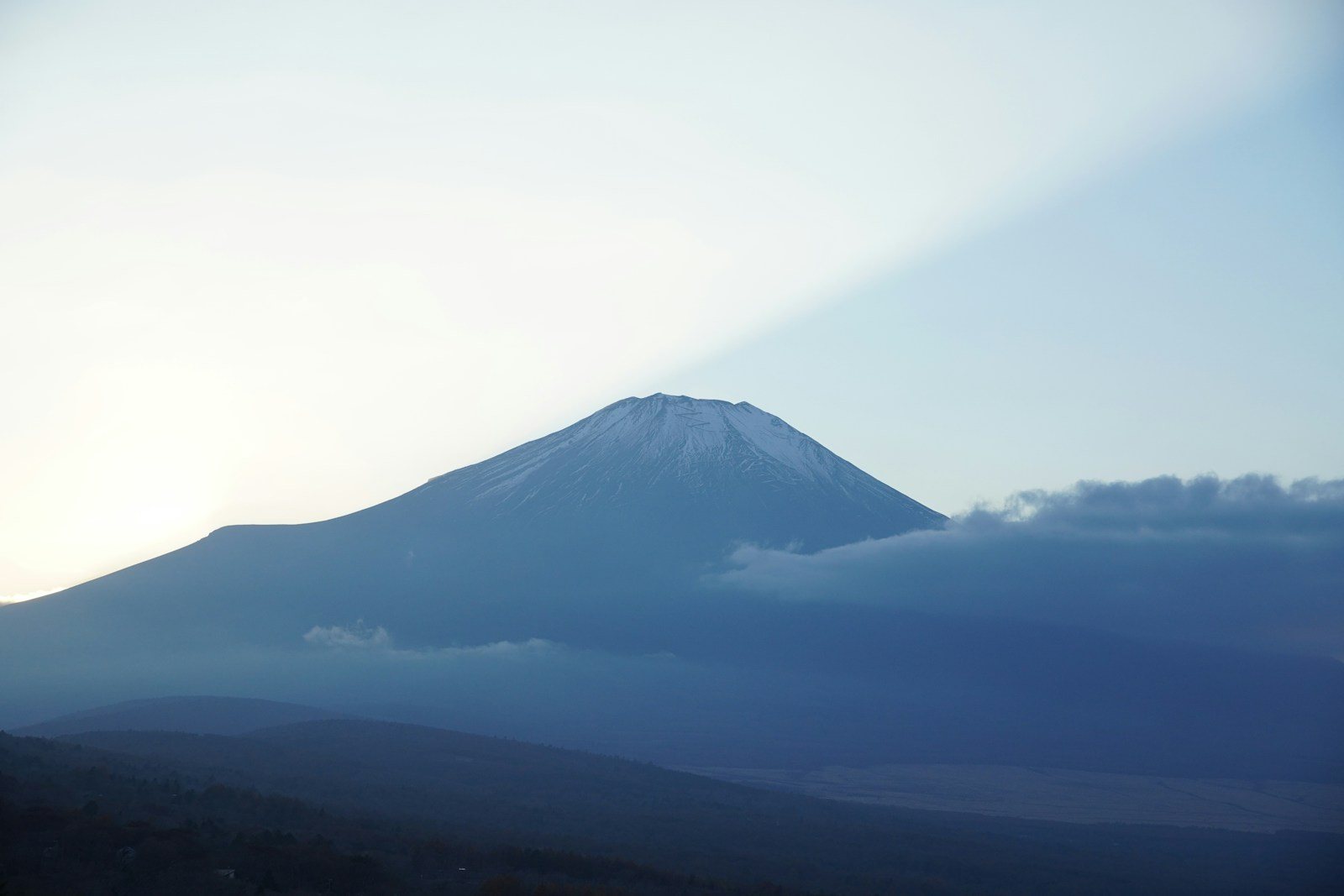 山頂から見える雪をかぶった富士山