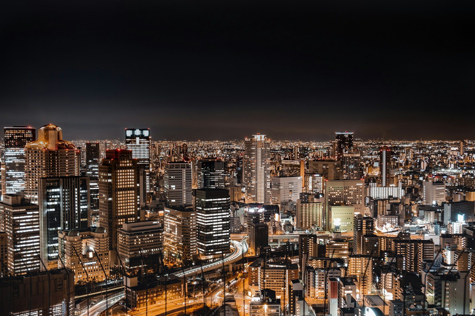 眼下に広がる街の夜景