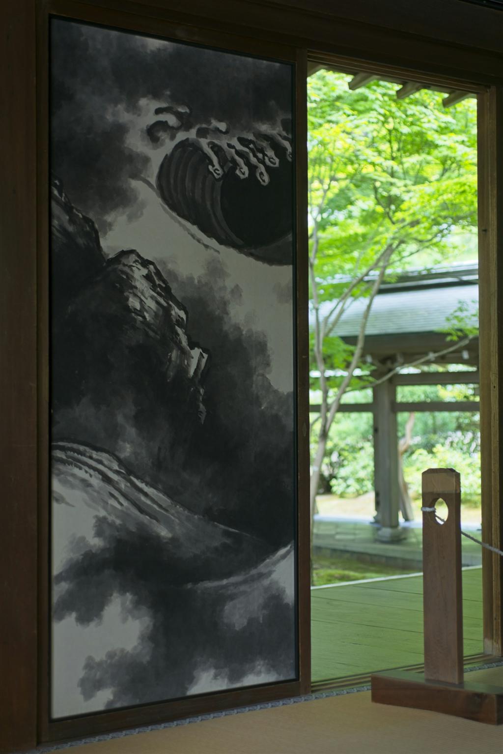 山と波を描いた墨絵の襖