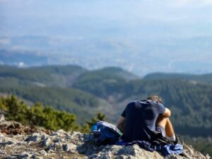 山頂で休憩する登山者