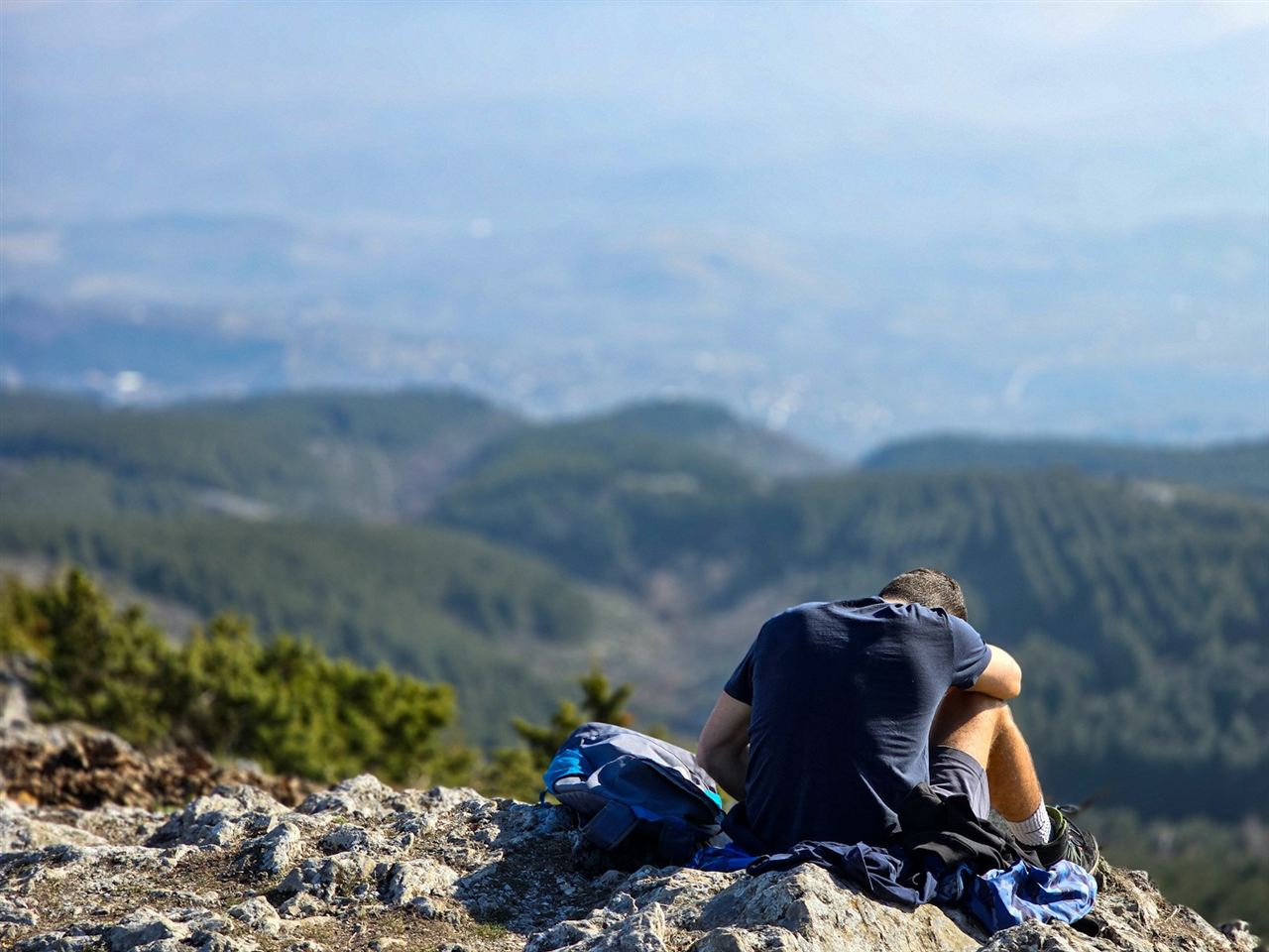 山頂で休憩する登山者