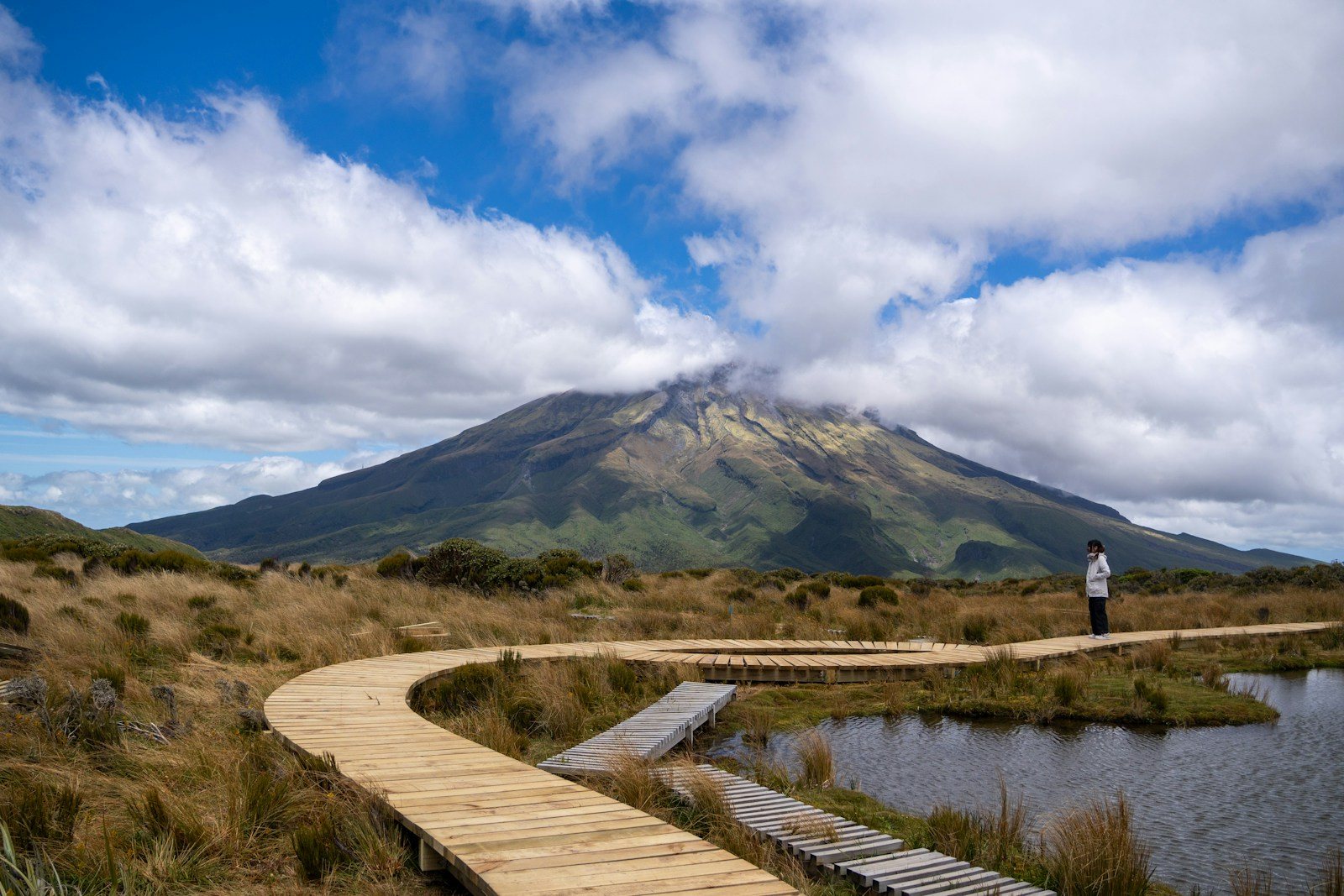 木道を歩く登山者と山