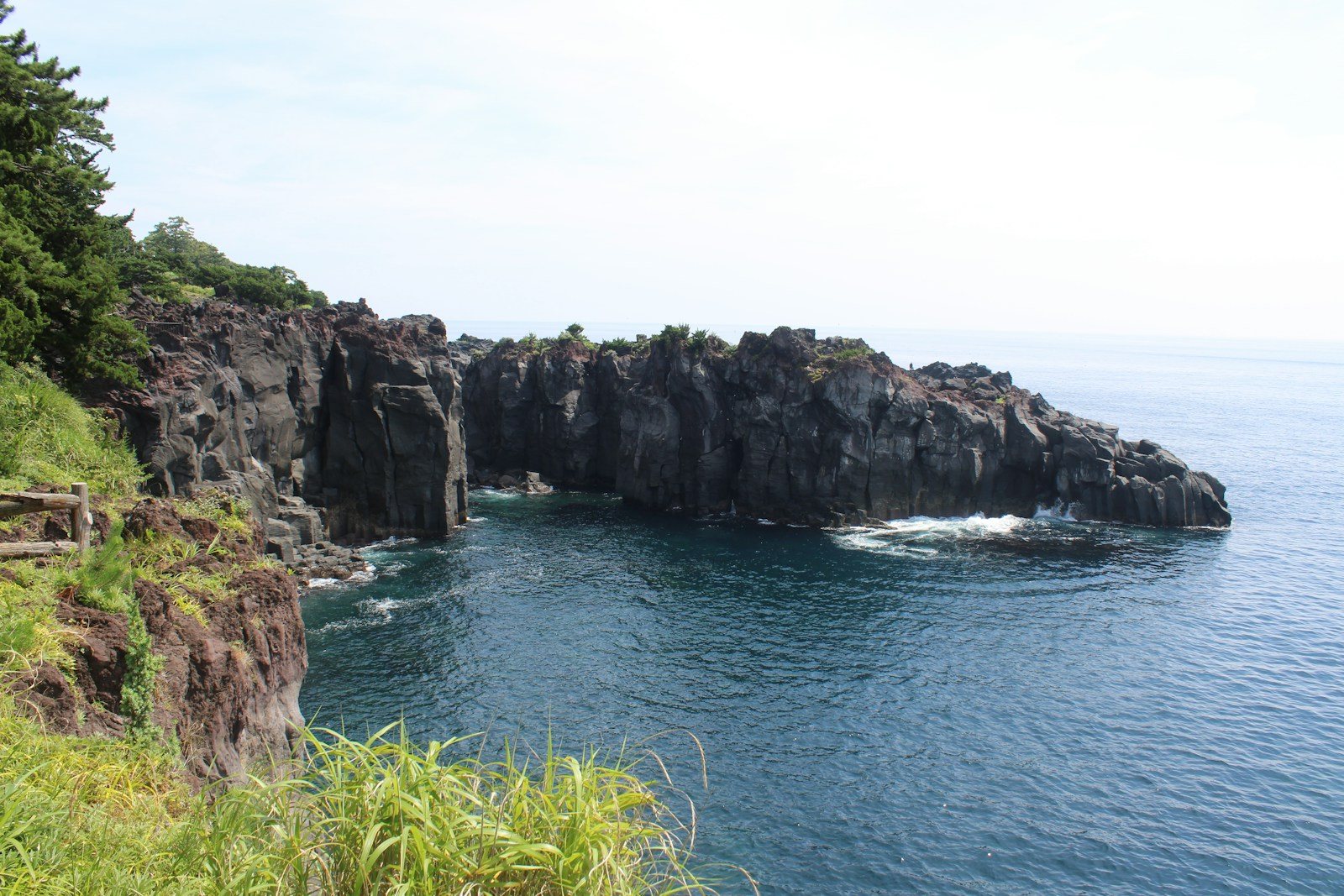 海に落ち込む黒い岩の海岸線