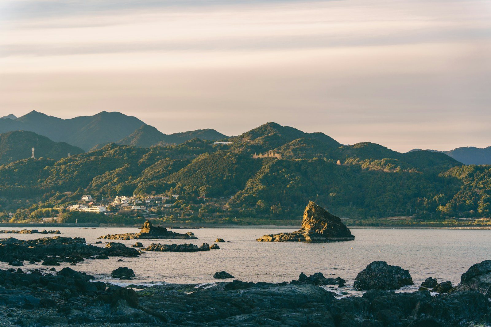 海に面した山と穏やかな入り江