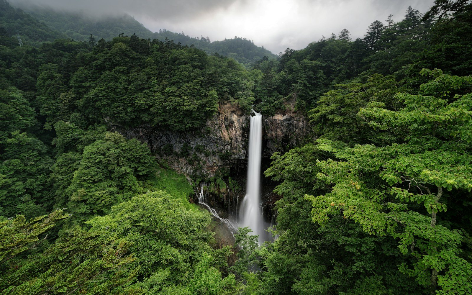 緑に囲まれて落ちる大きな滝