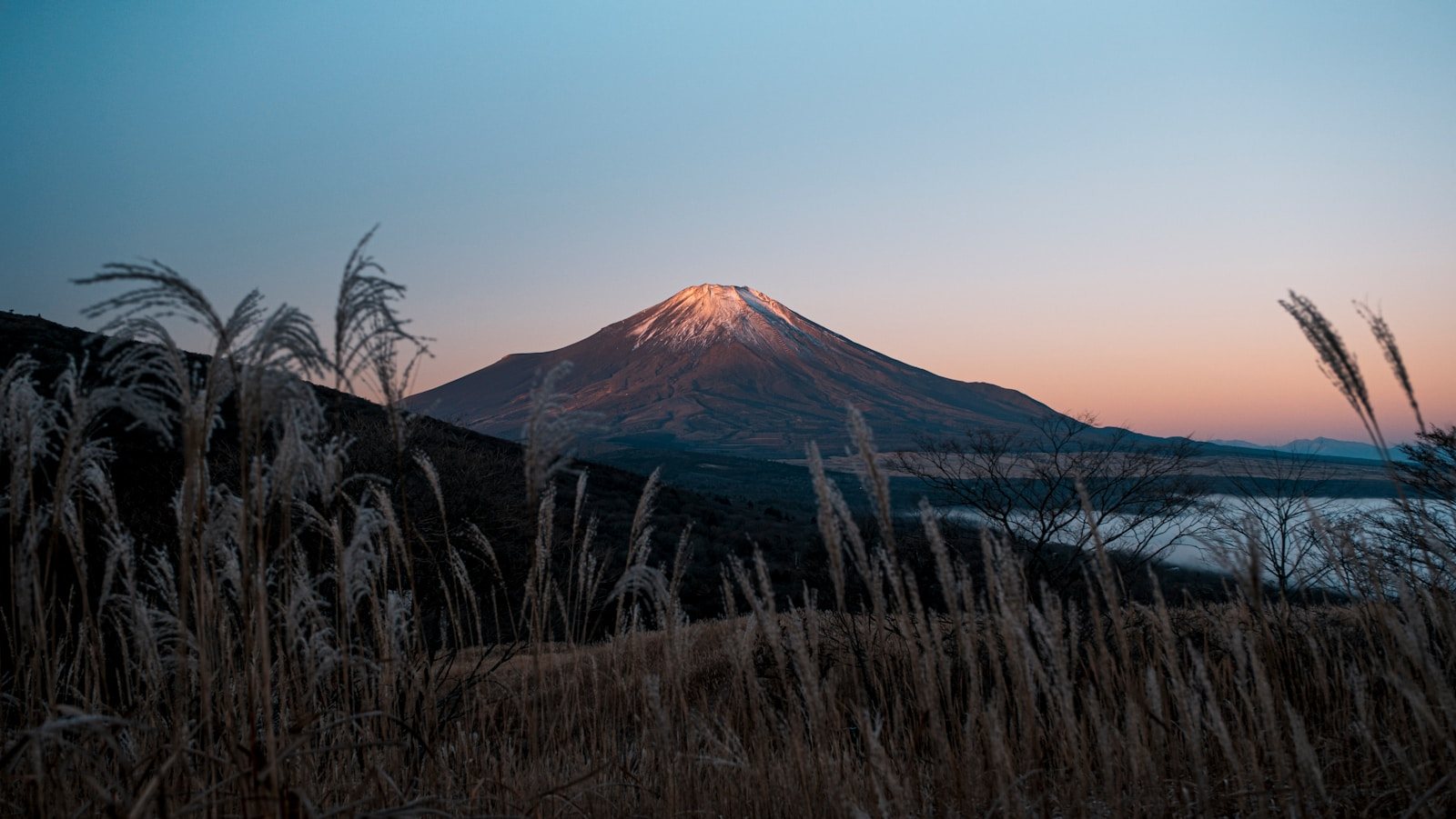 稜線の先に見える富士山
