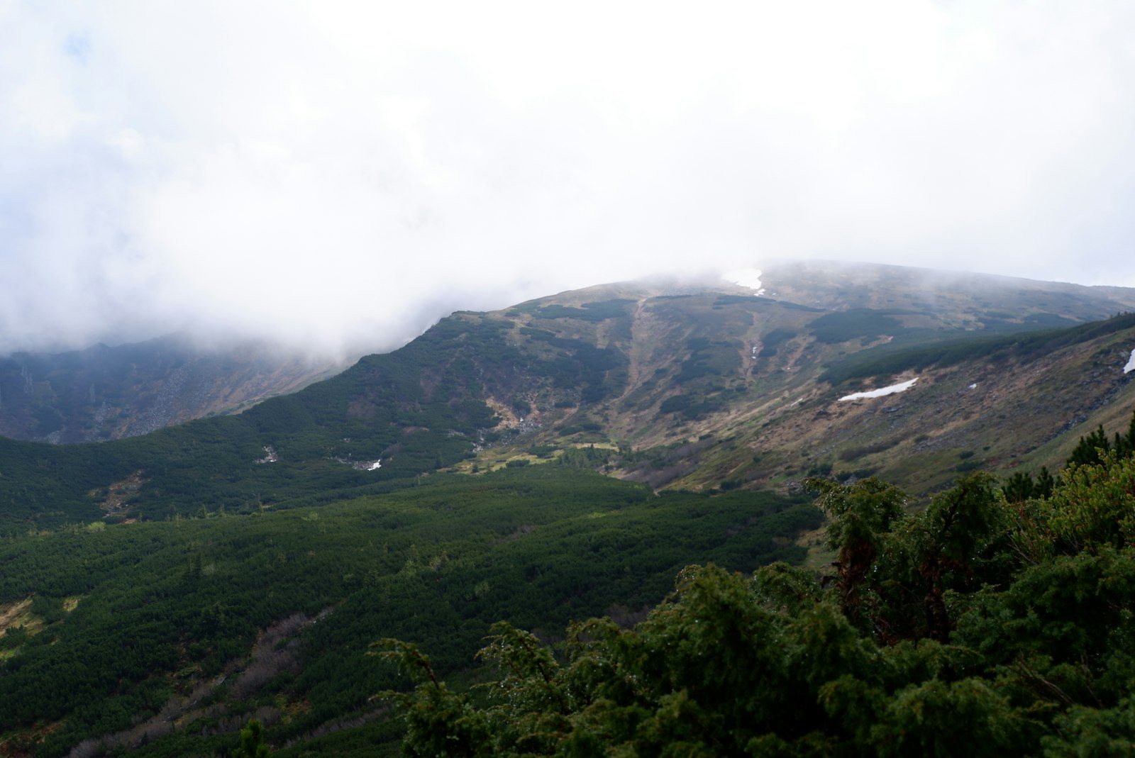 谷を挟んで連なる山稜