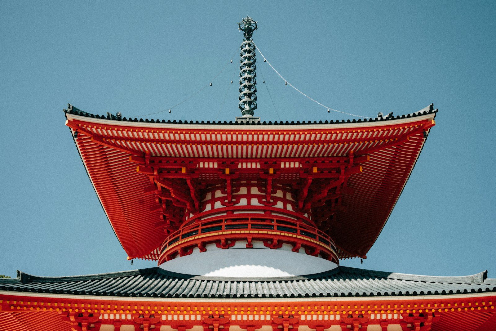 青空を背にそびえる朱色の塔