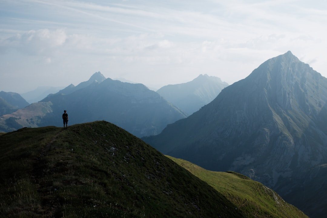 高山病の薬を考える50代の登山者と稜線