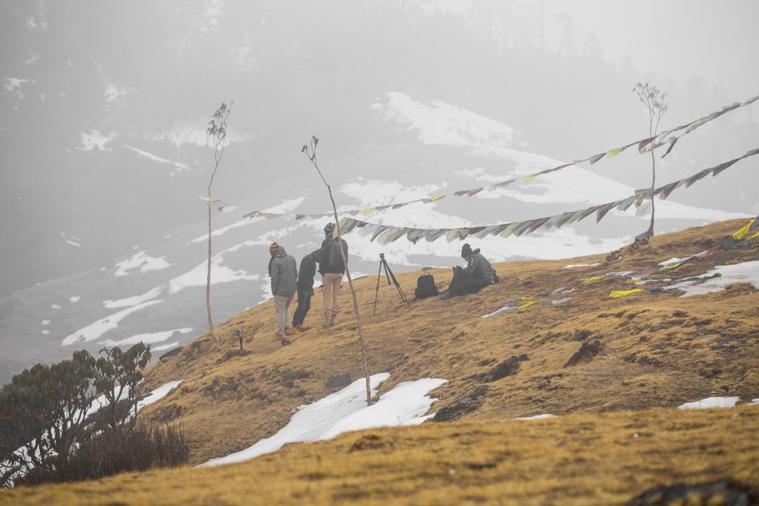 高所で休憩する登山者たち