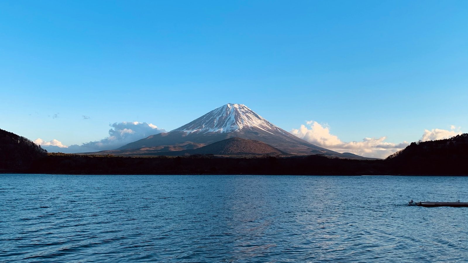 湖の向こうに見える山