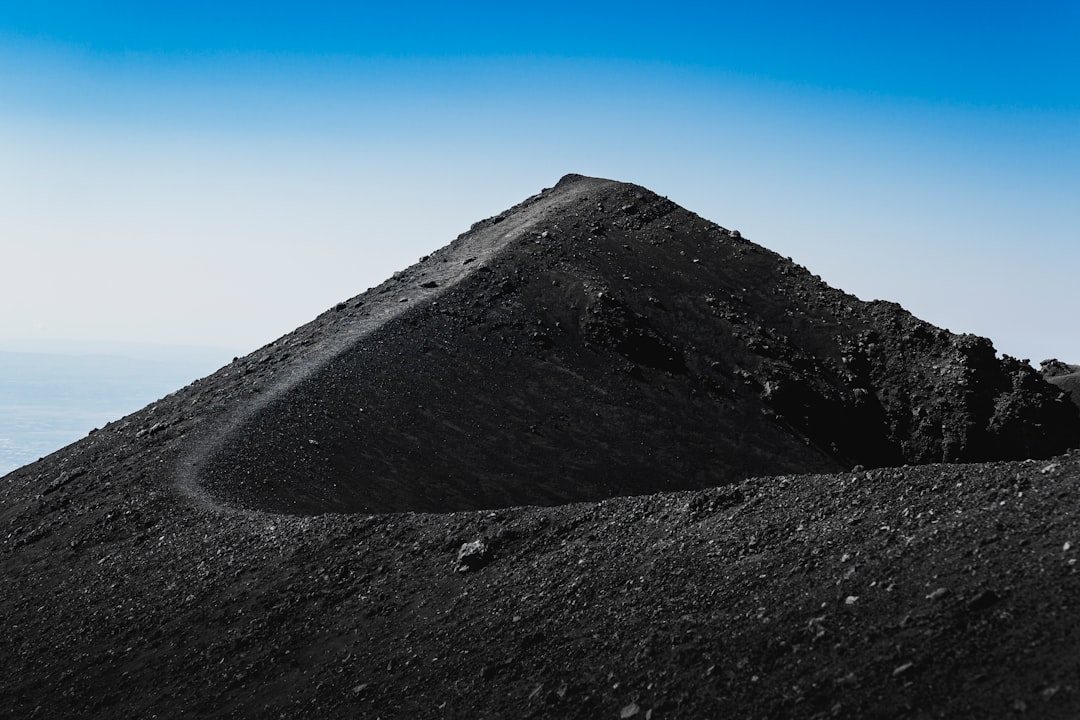 青空を背にした黒い火山の山体