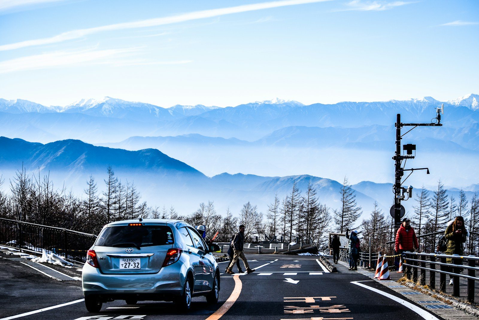 山岳道路を登る車窓のイメージ