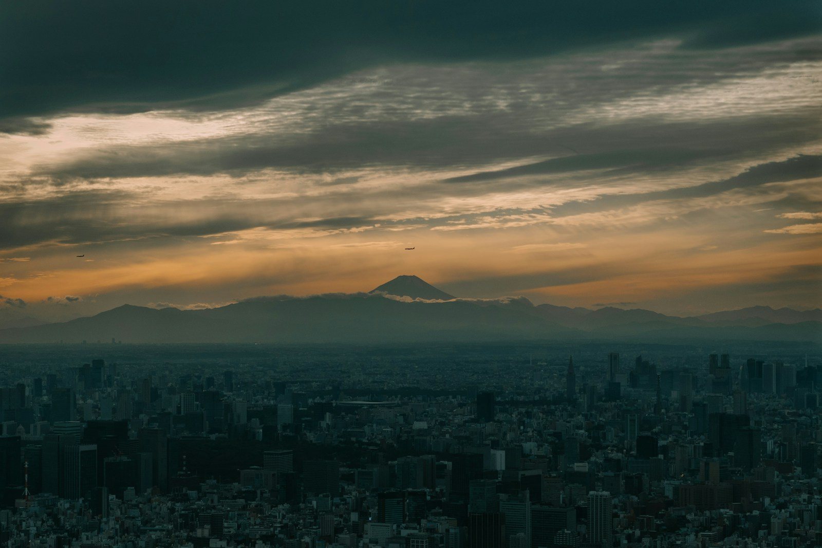 夕暮れの街並みと遠くの山影