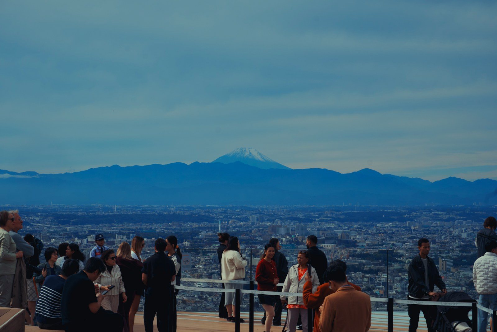 展望地から富士山を望む登山者