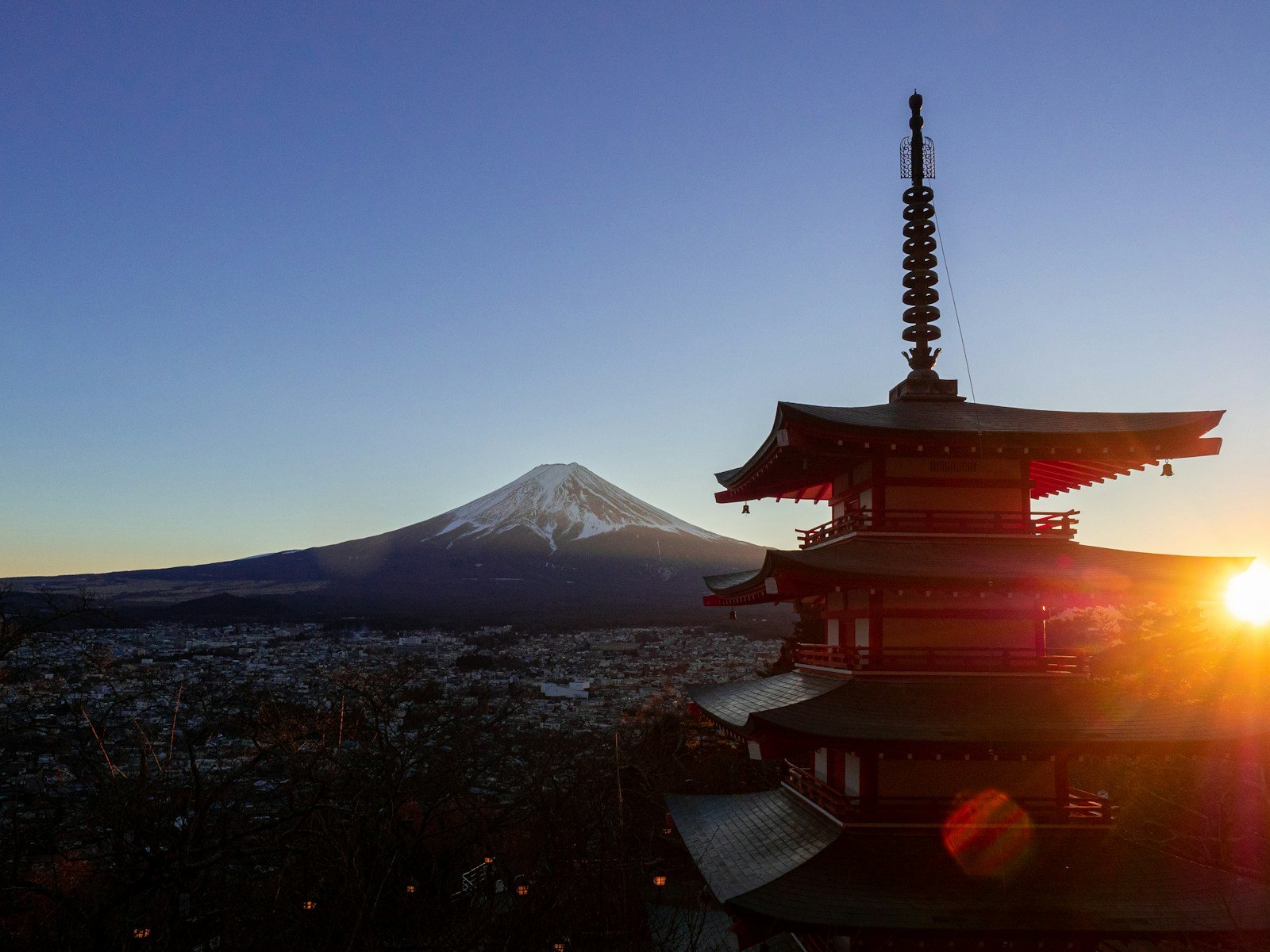 夕日を背にした塔と山影