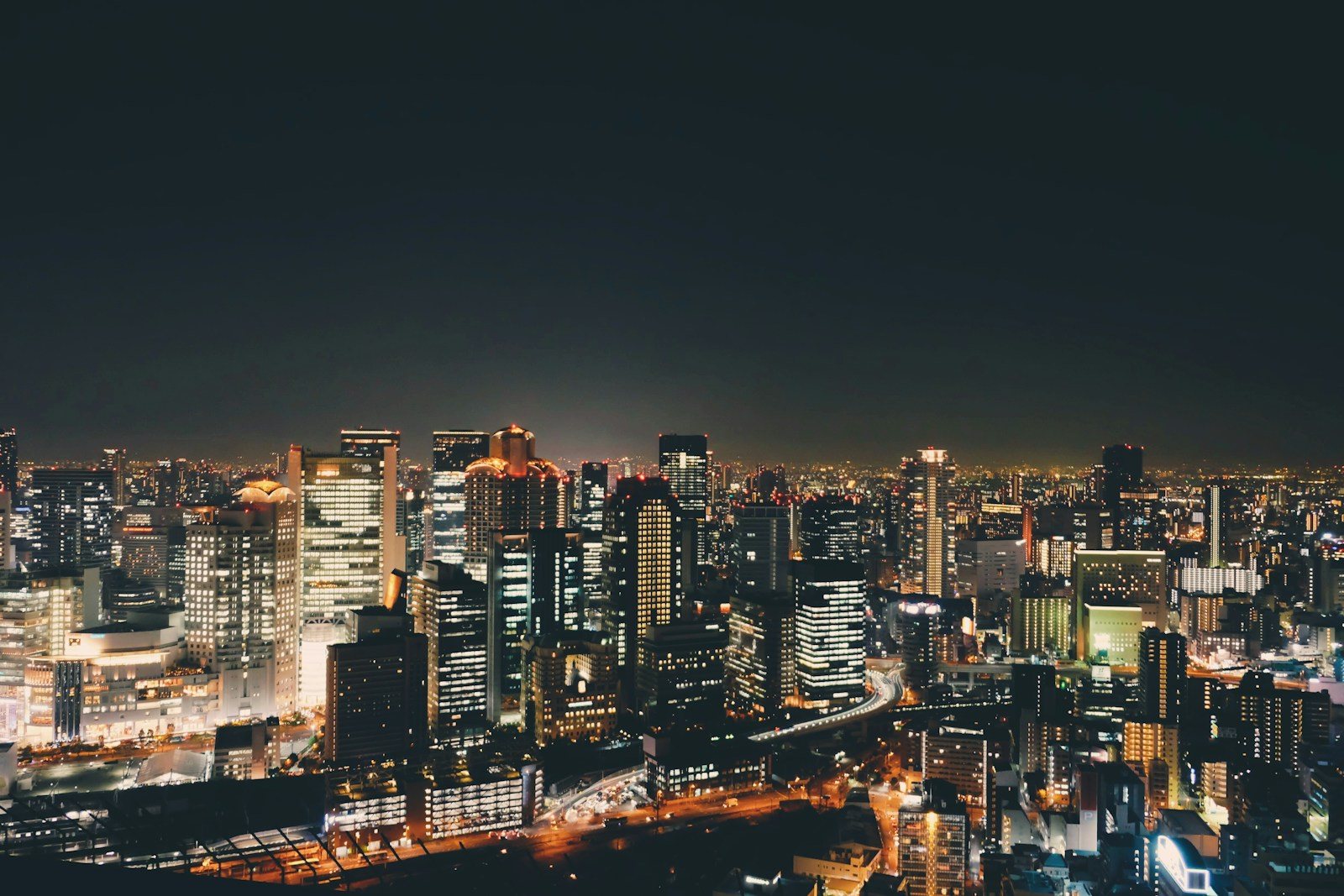 港と高層ビルが光る夜の市街地