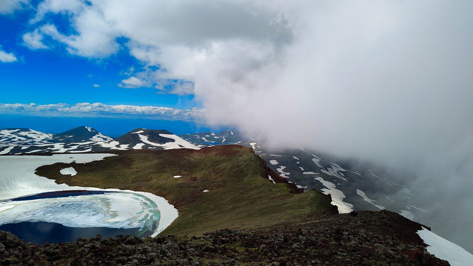 五色沼をイメージした山上の湖