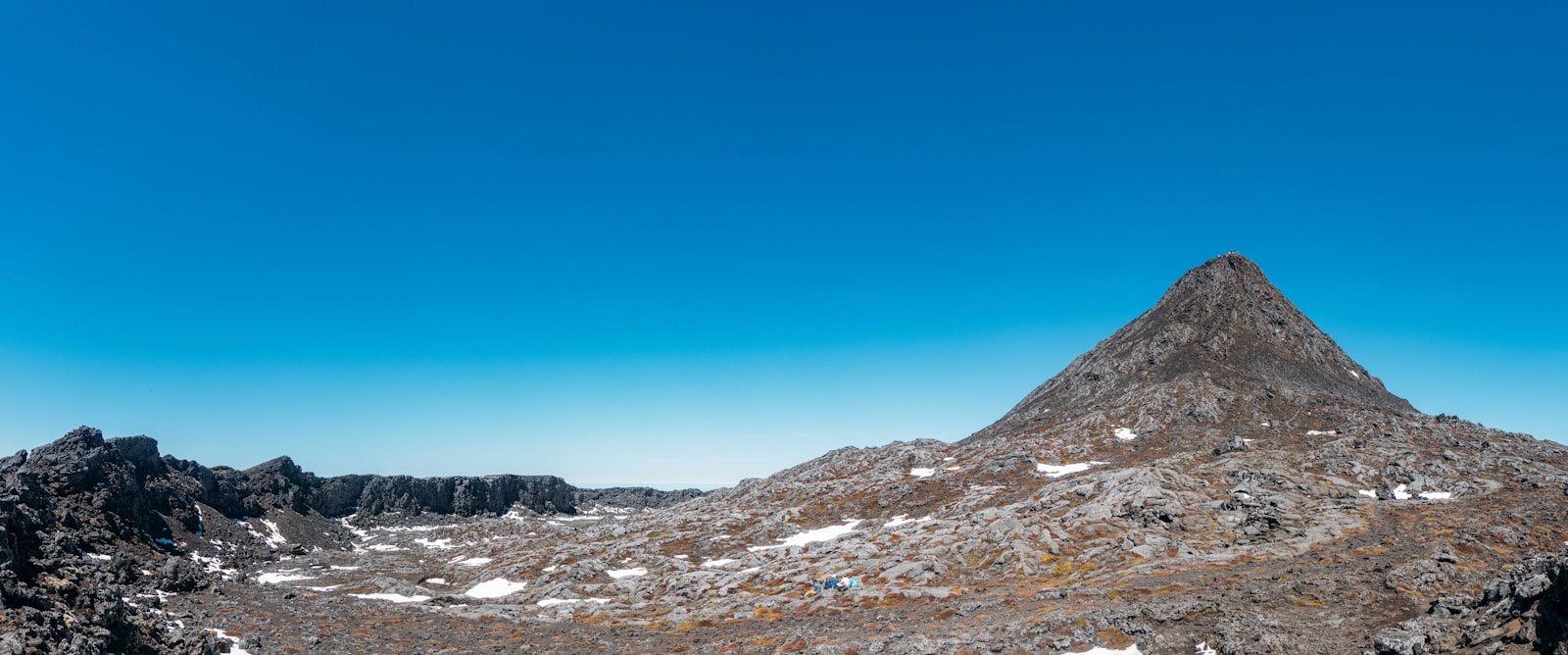 日光白根山の山頂付近をイメージした岩稜の風景
