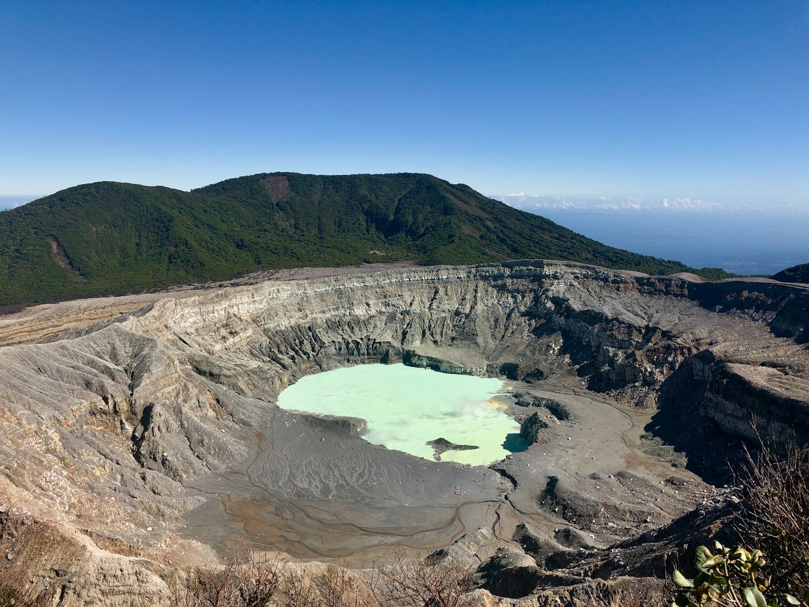 展望地から望む火口の全景