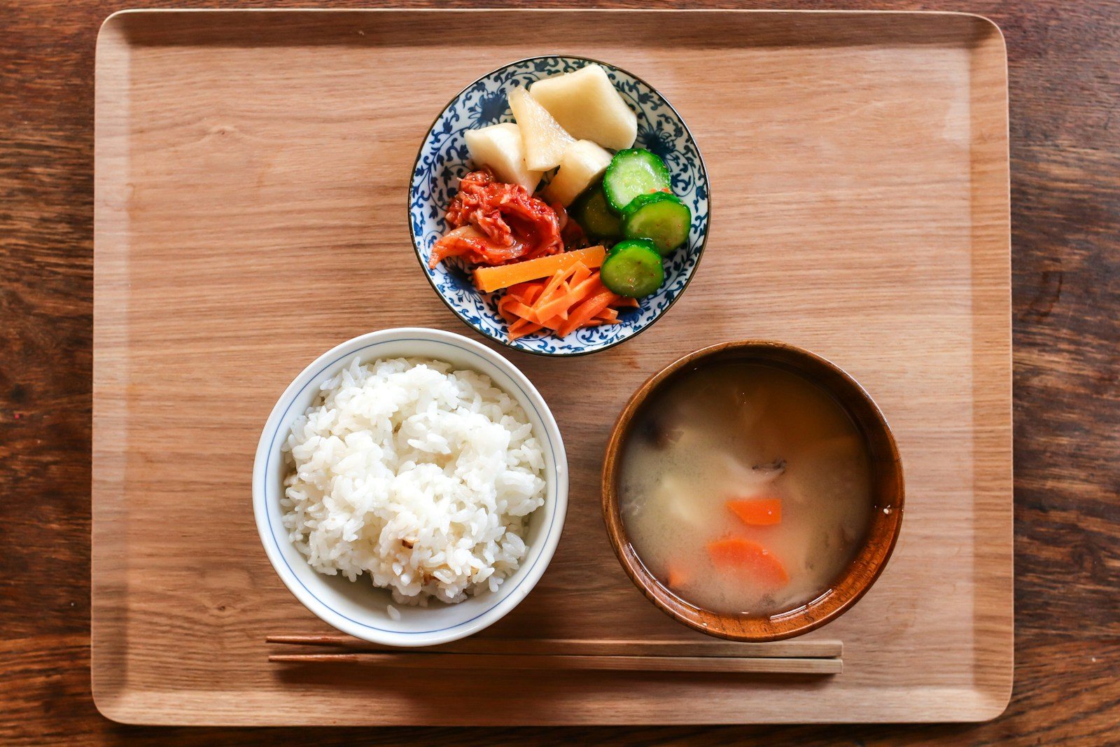 膳に並んだ数種の小鉢の料理