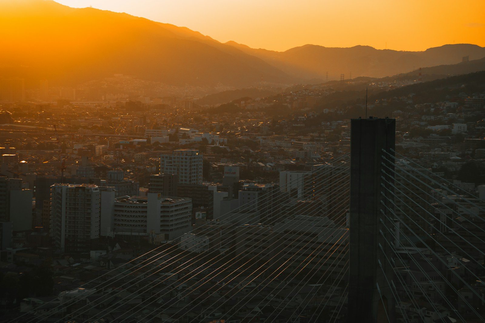 山を背にした夕暮れの街並み