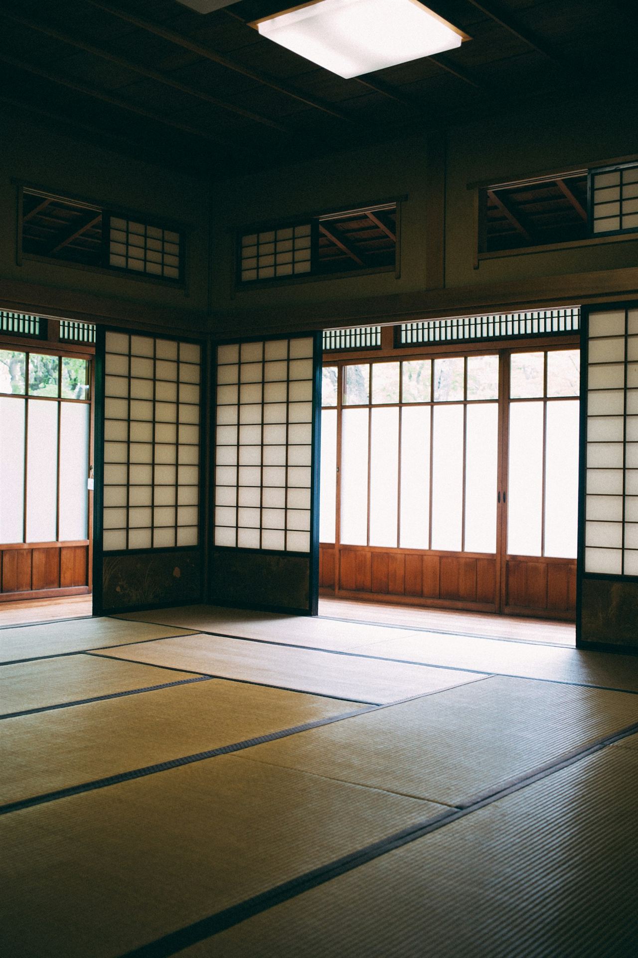 畳と障子のある静かな和室