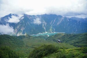 遠くに水面が見える山並みの眺め