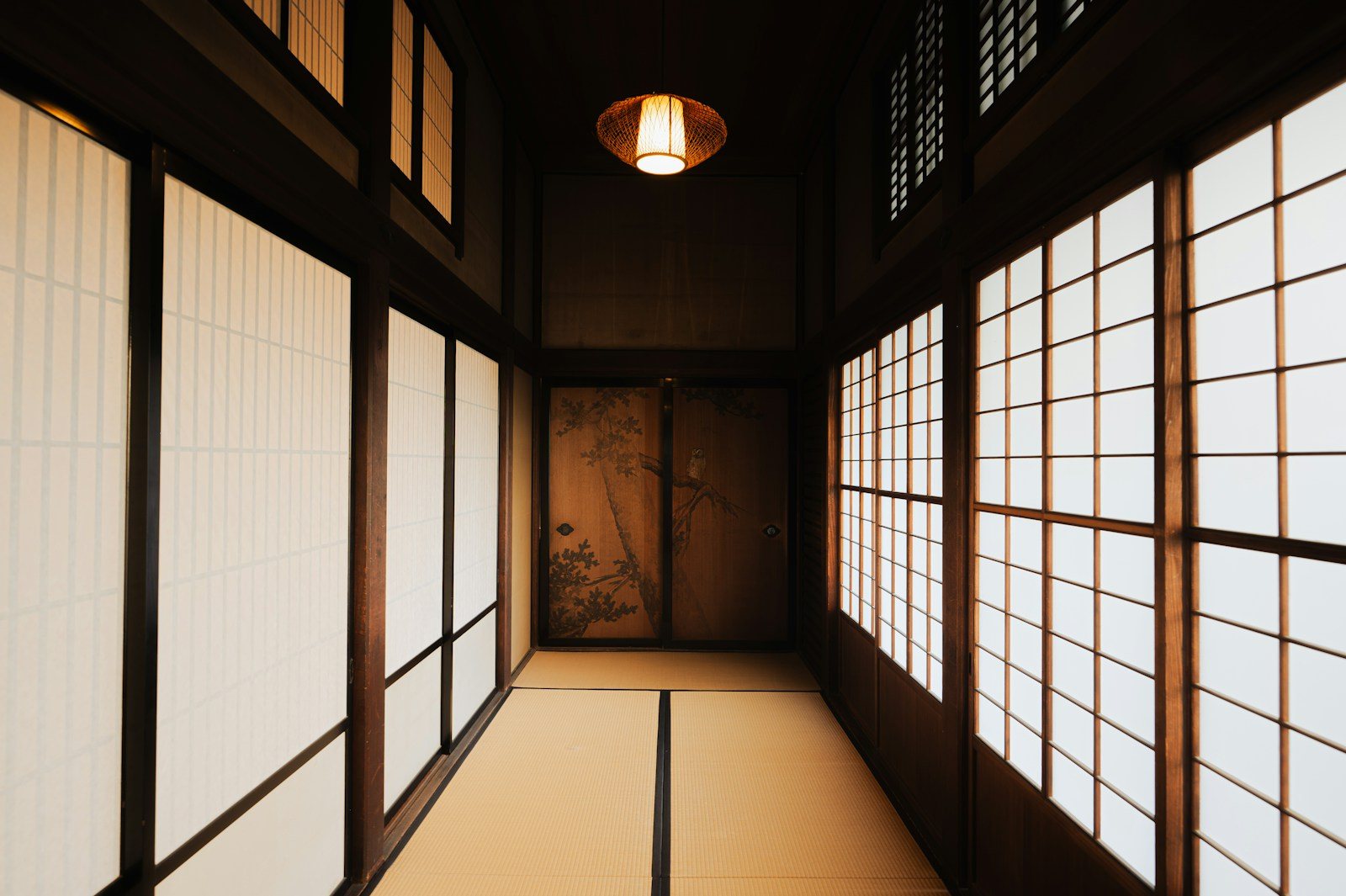 灯りの下がる寺院の廊下