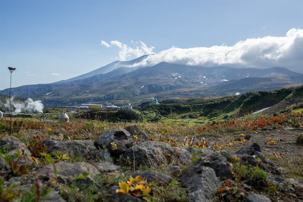 噴気を上げる火山と荒涼とした山肌