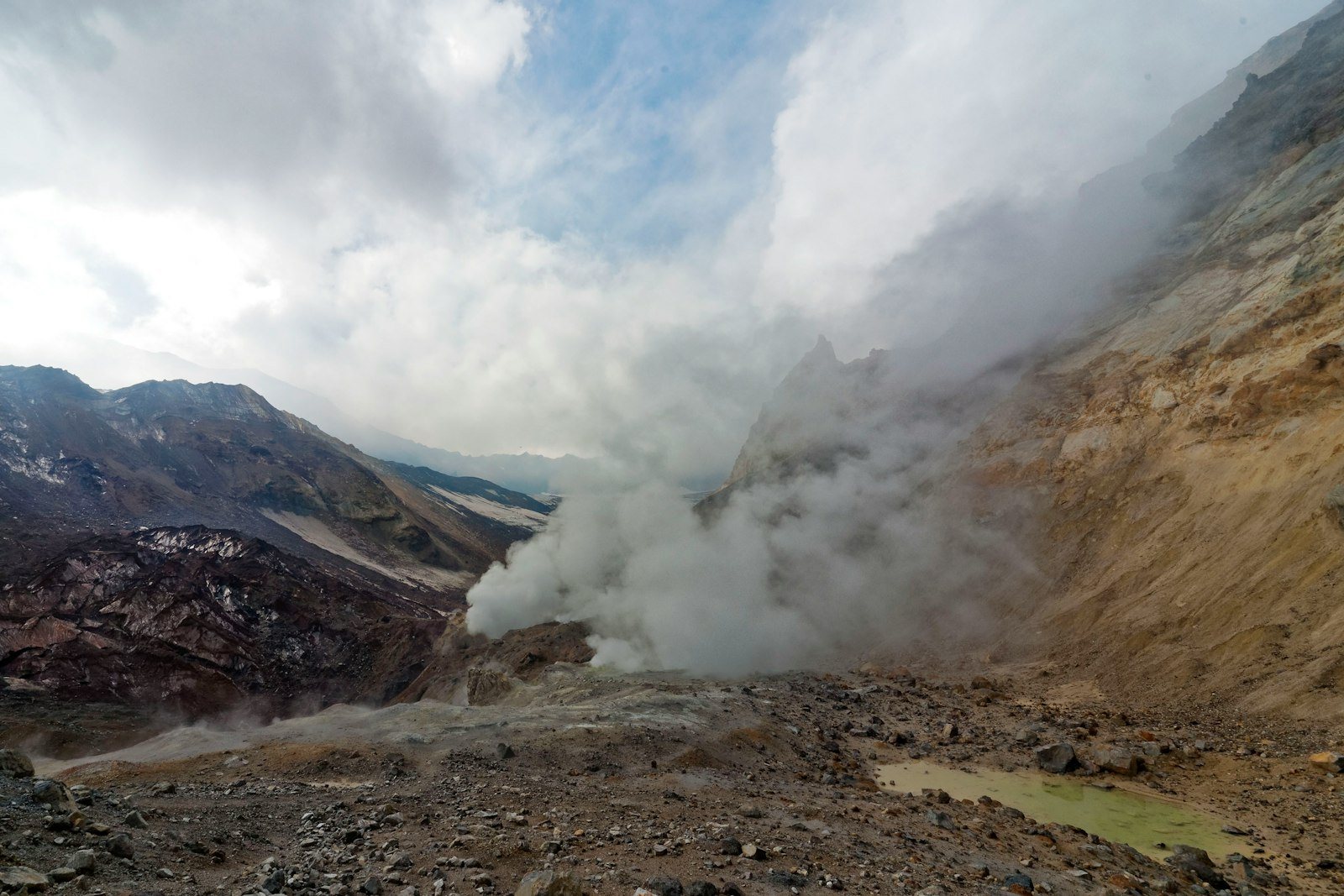 草木の少ない火山の斜面