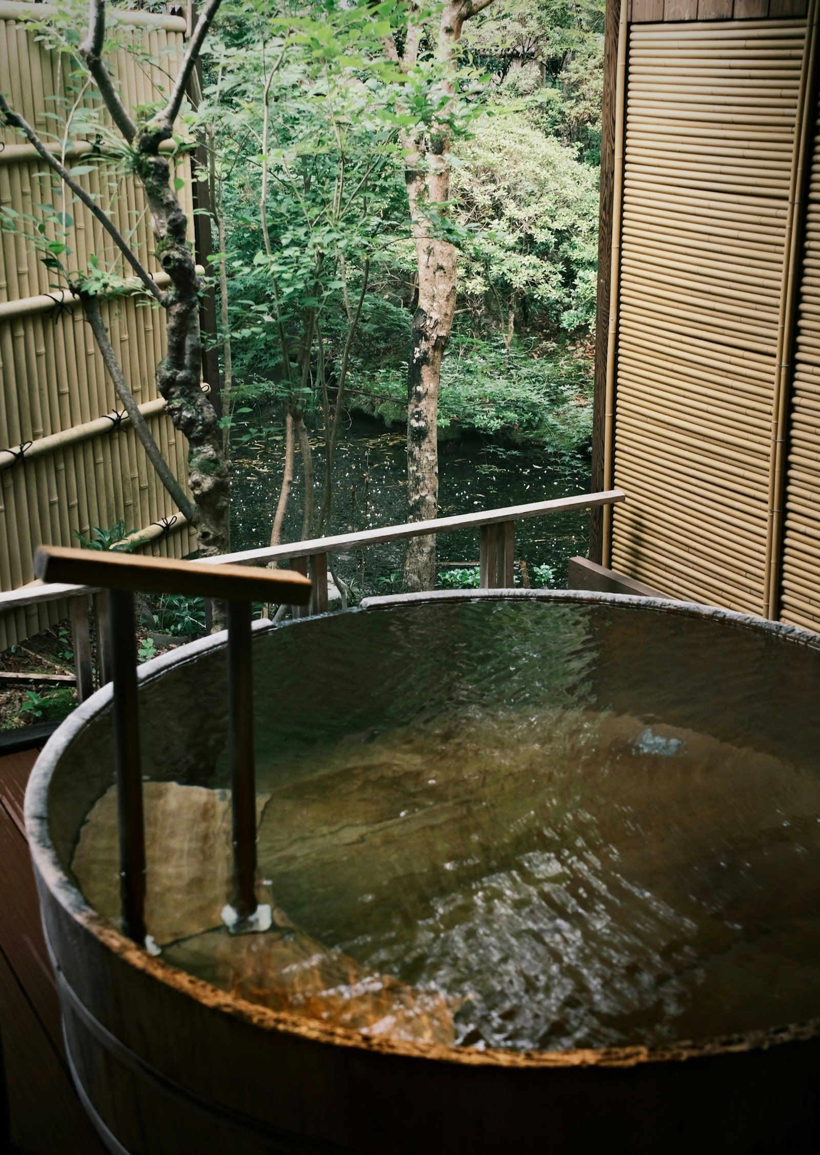 緑に囲まれた木の湯船