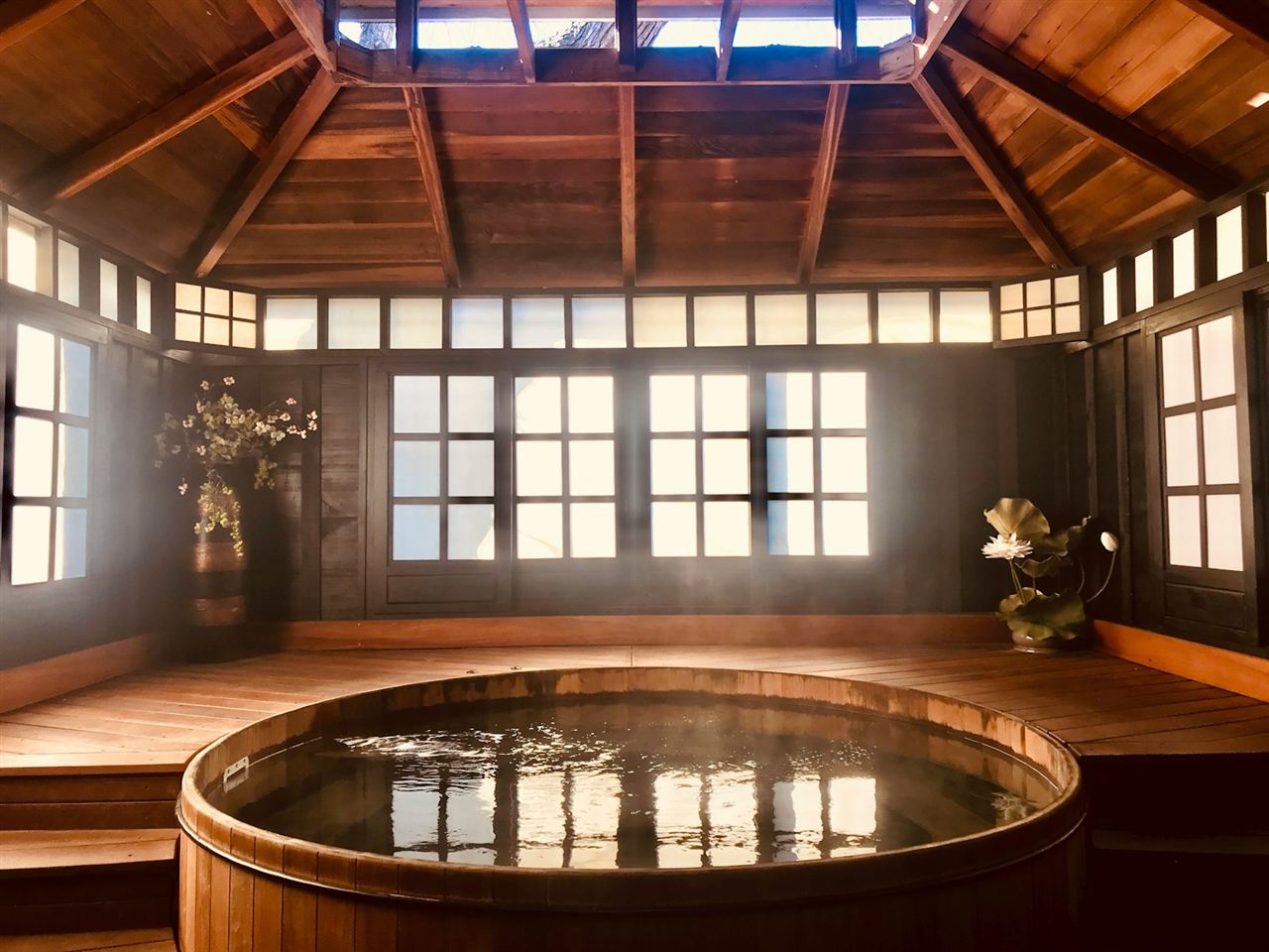 湯気の立つ露天風呂