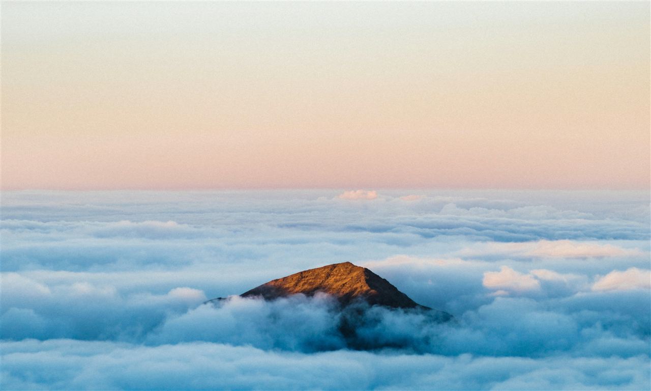 雲の海から頭を出す遠くの山の稜線