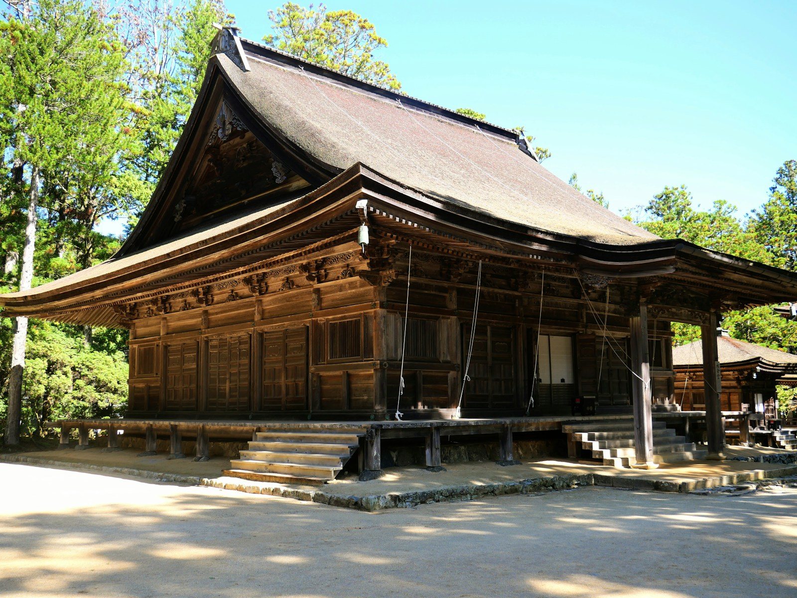 大きな屋根を持つ木造の堂
