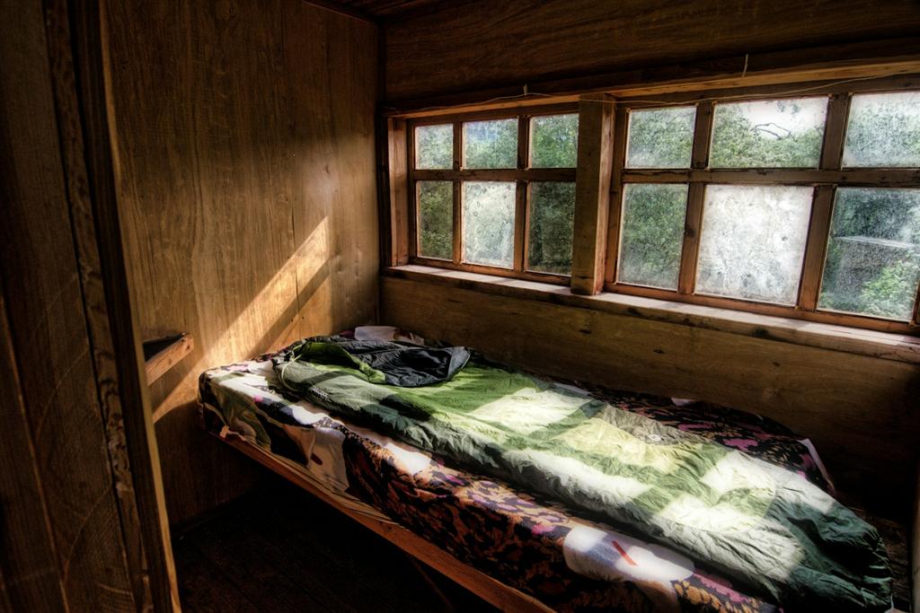 山小屋の寝床のイメージ