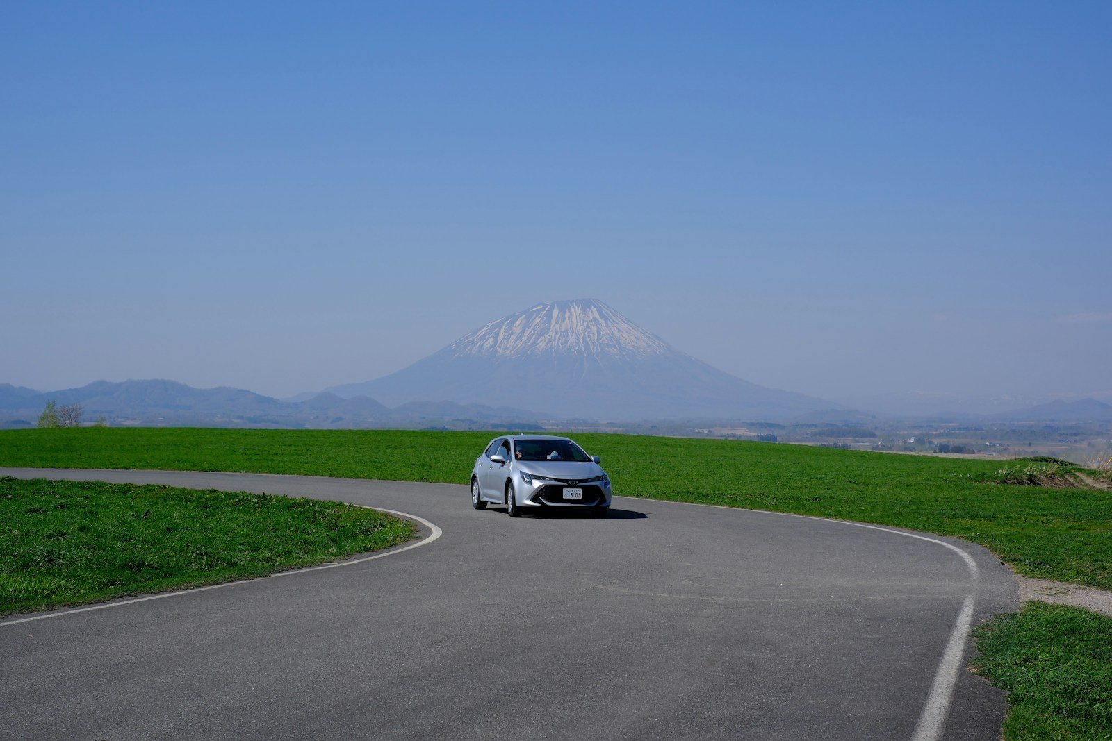道路の先に見える羊蹄山の山容