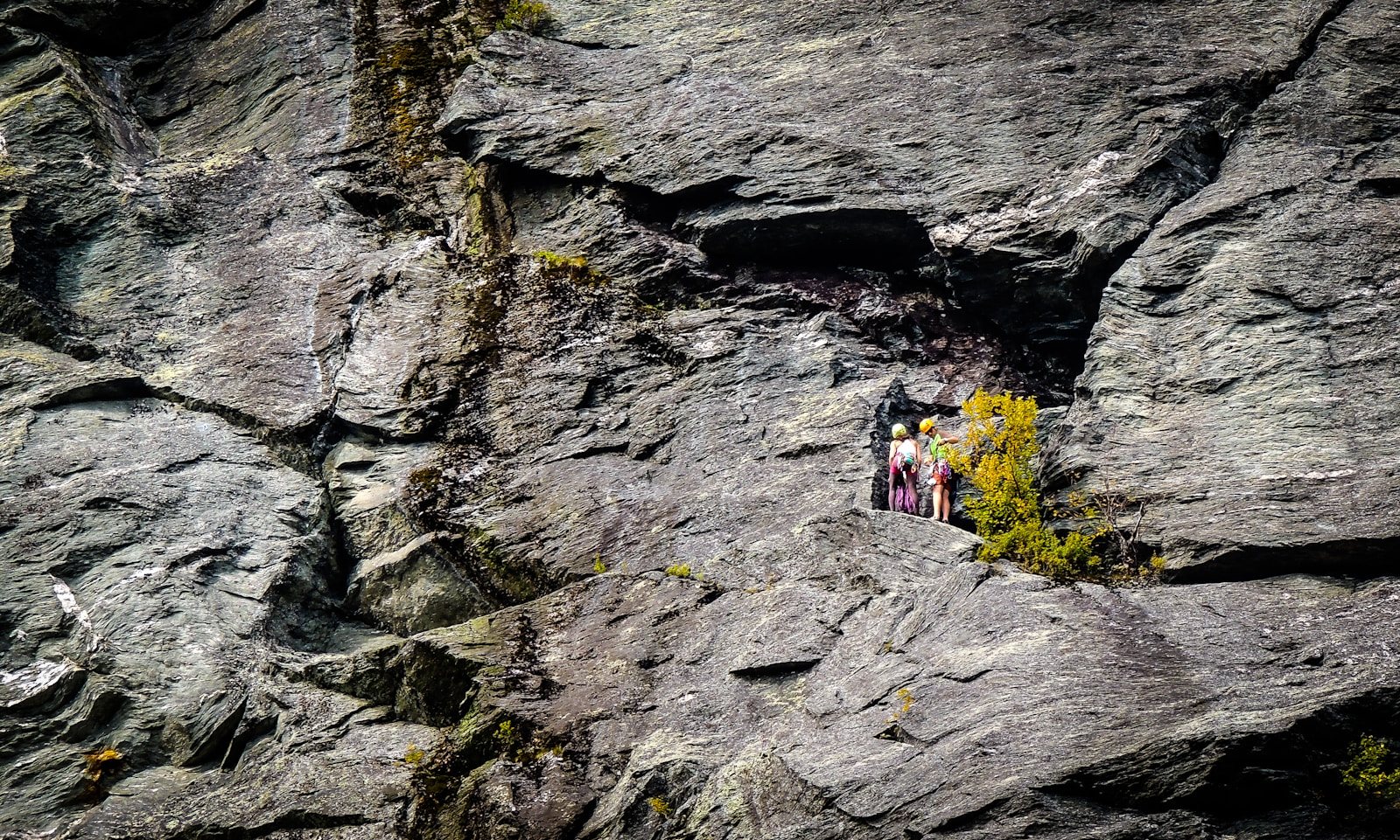 岩の間を抜ける急な登路