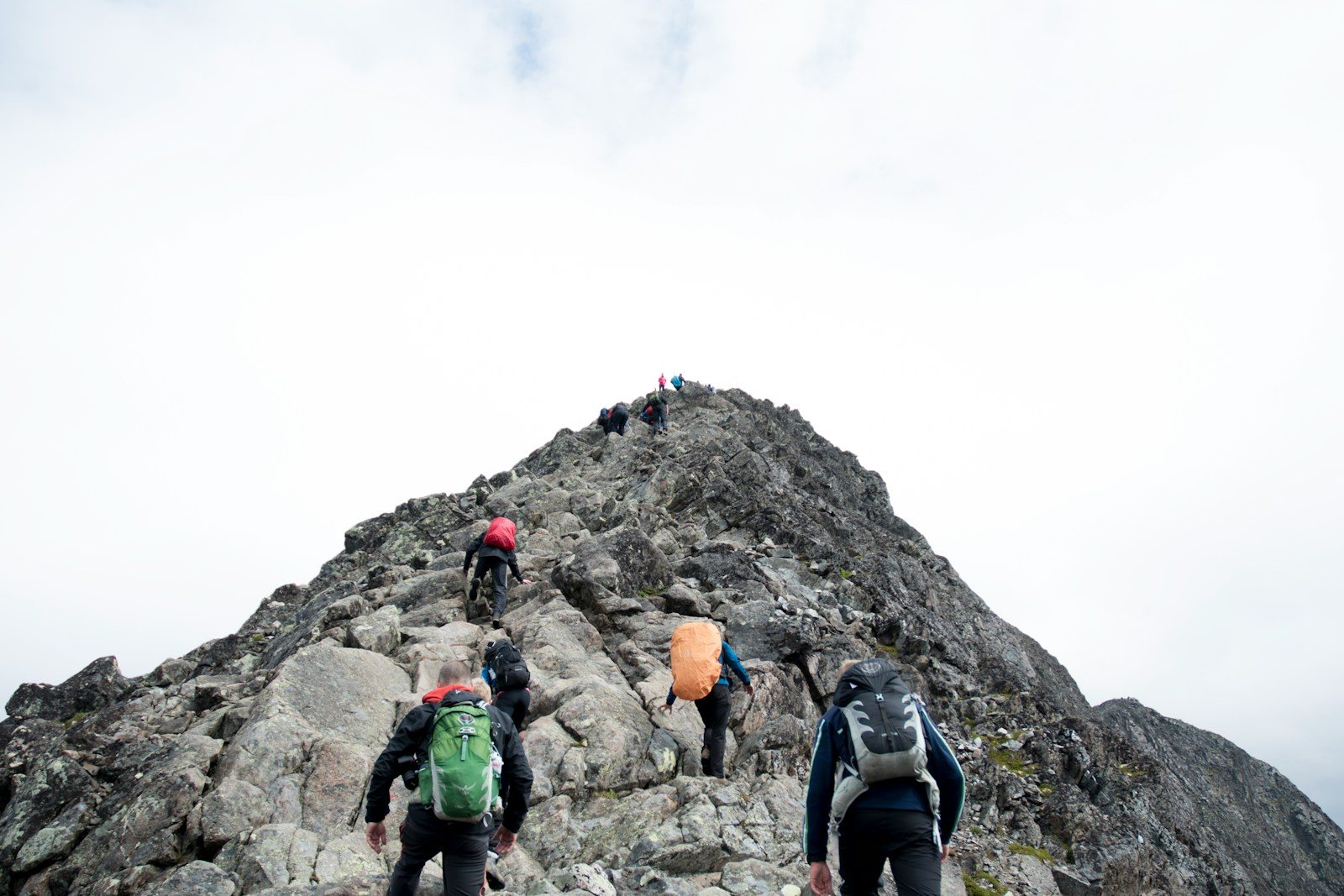 山頂に立つ登山者たち