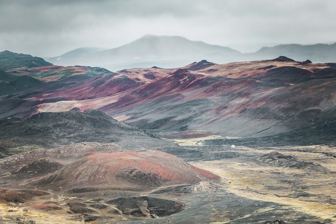 赤茶色の火山性の丘陵地帯