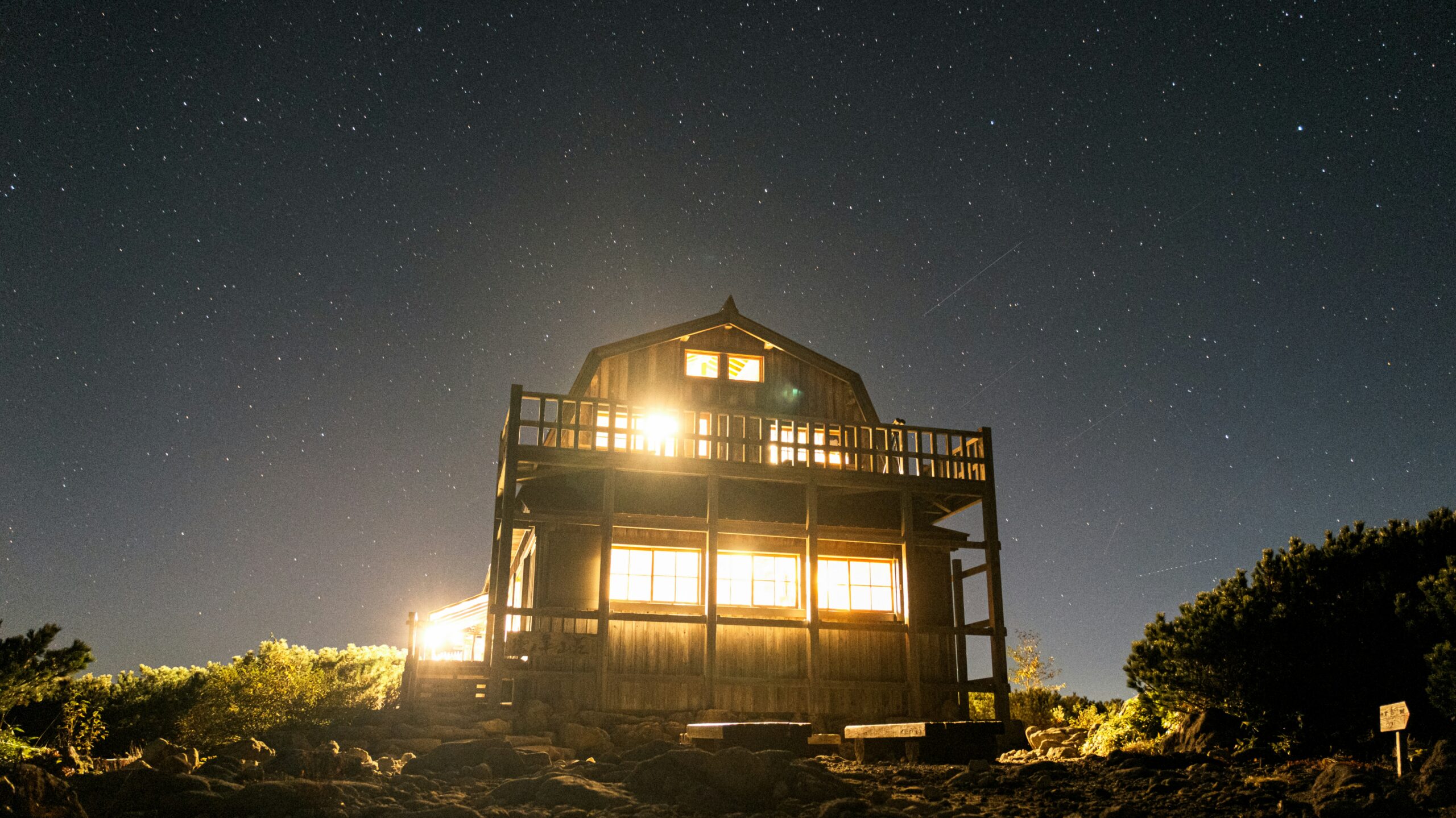 三つ峠山頂付近に建つ山小屋