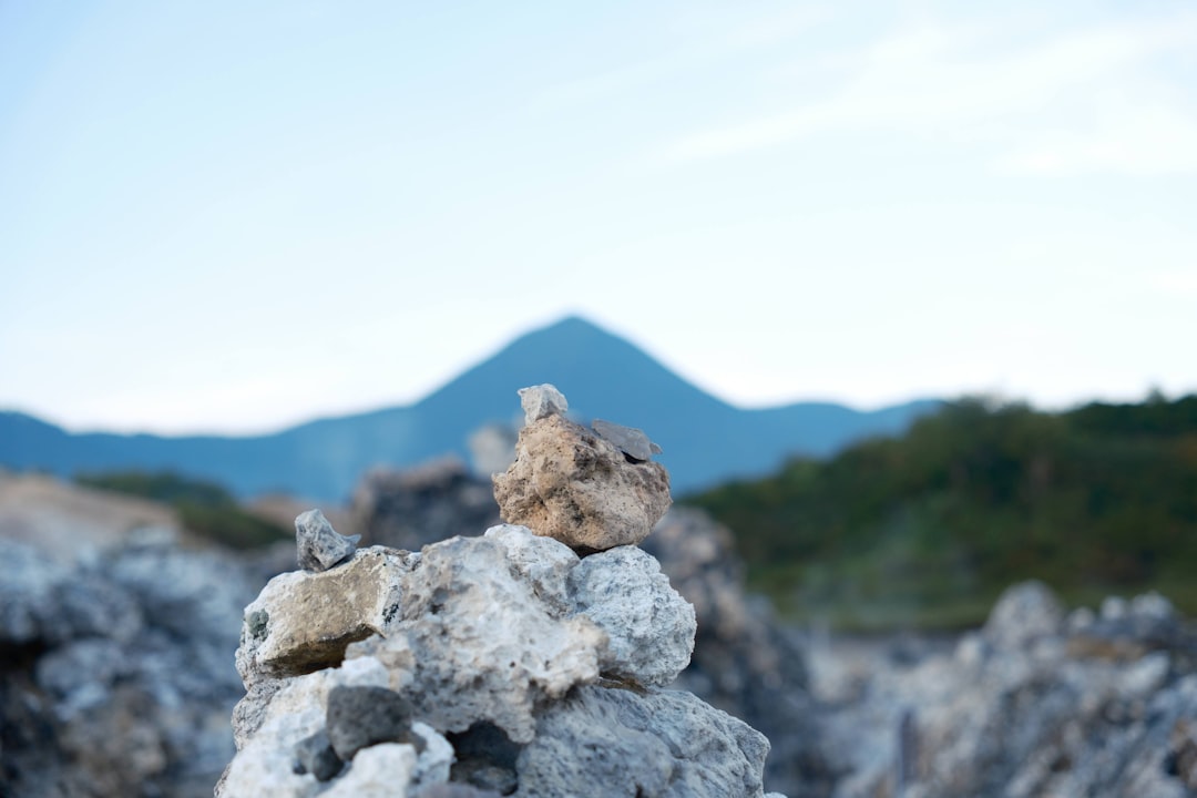 富士山頂・剣ヶ峰付近の岩場のイメージ