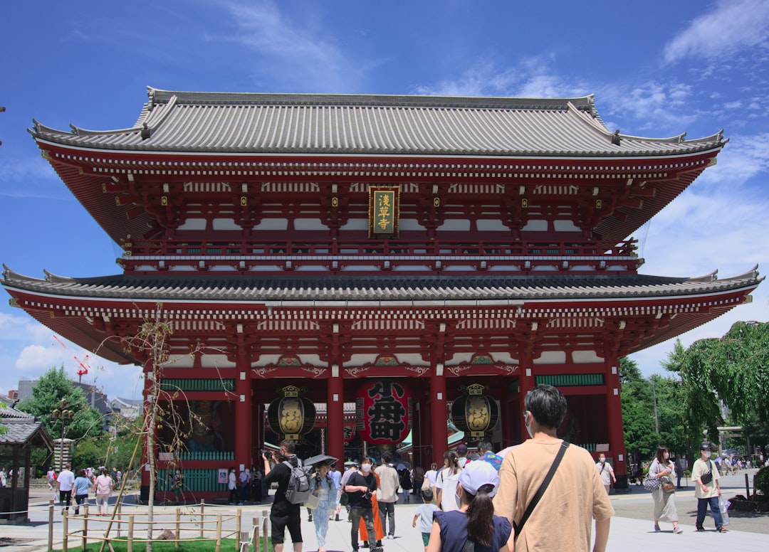 朱塗りの伝統的な神社建築