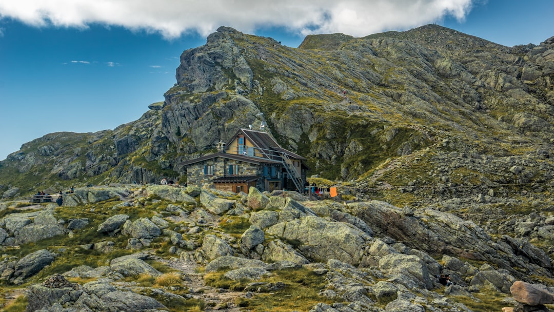 岩山に佇む山小屋