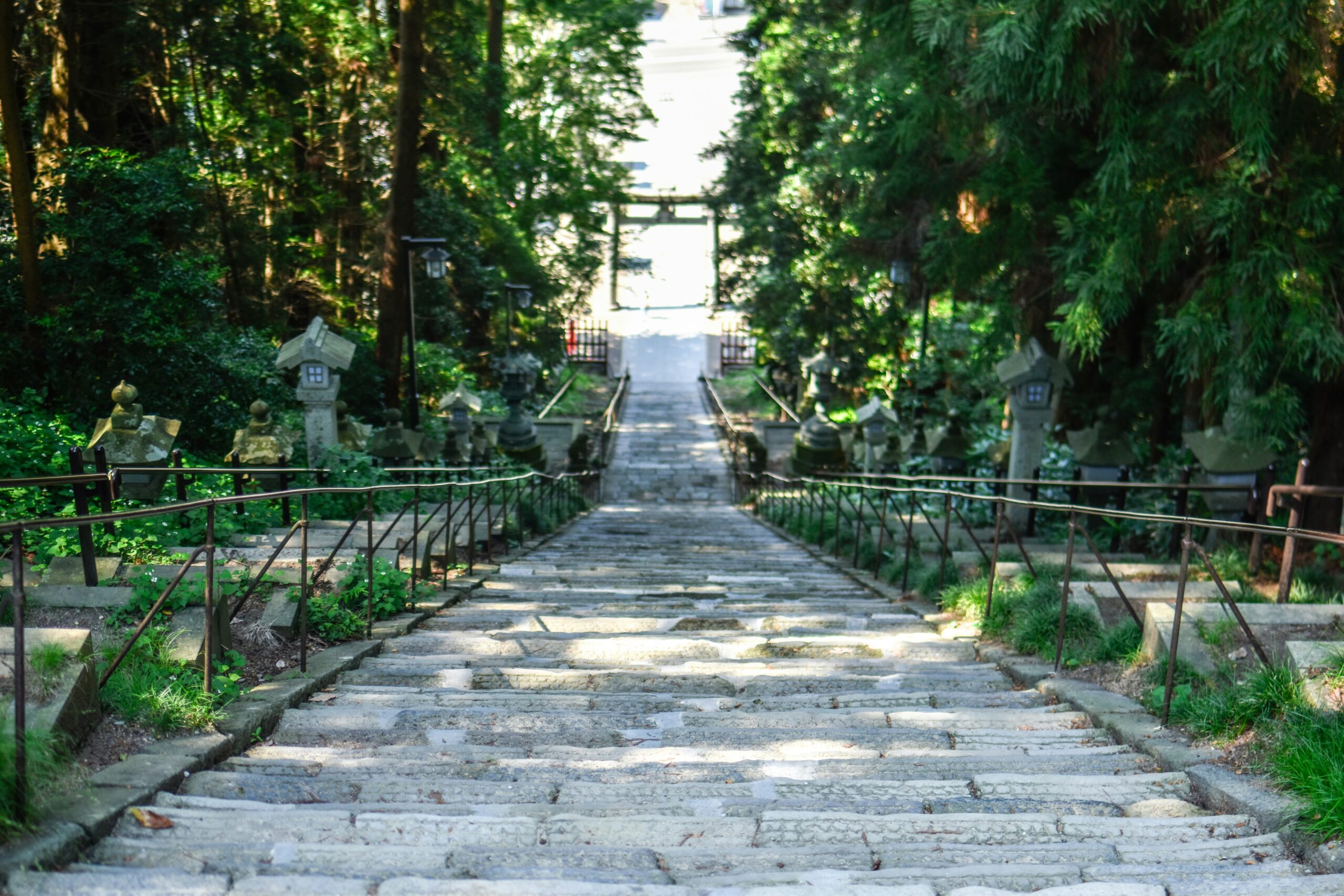 竈門神社の境内と鳥居