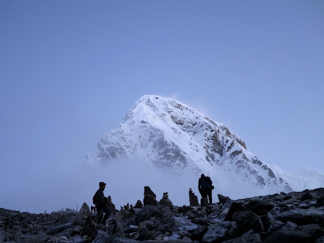 エベレストのような高峰を登る登山者のイメージ